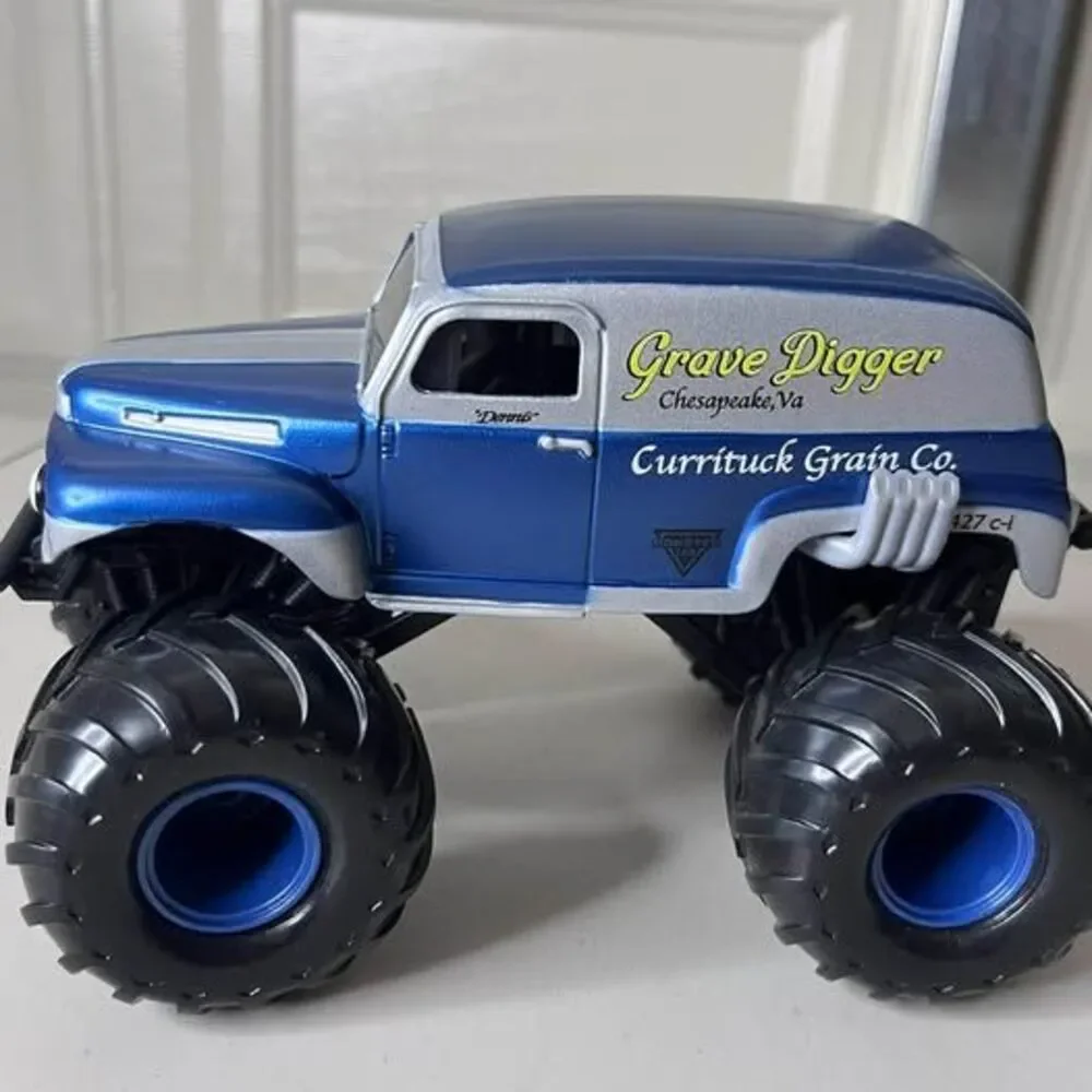 Monster Jam 1:24 Scale Grave Digger Die-Cast Truck